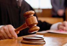 বিচারককে লক্ষ্য করে জুতা নিক্ষেপ করলেন বাদী জুতা নিক্ষেপ করলেন বাদী